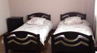 Гостиница Guest house u Zuli Архыз Двухместный номер с 2 отдельными кроватями и собственной ванной комнатой-1